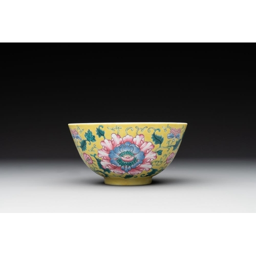 331 - A Chinese famille rose yellow-ground 'peony' bowl, 20th C.Dia.: 13,8 cm - H.: 7 cm... 