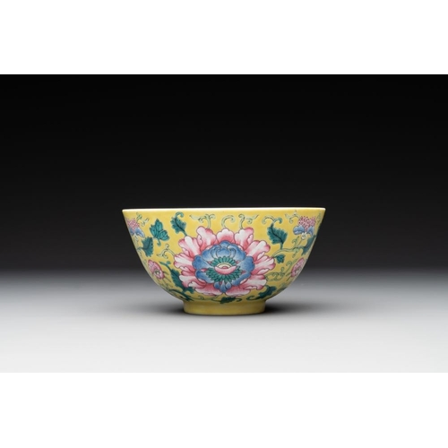 331 - A Chinese famille rose yellow-ground 'peony' bowl, 20th C.Dia.: 13,8 cm - H.: 7 cm... 