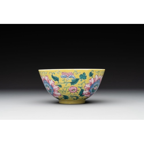 331 - A Chinese famille rose yellow-ground 'peony' bowl, 20th C.Dia.: 13,8 cm - H.: 7 cm... 