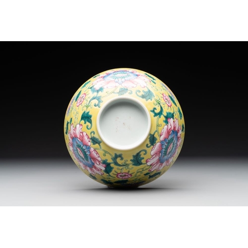 331 - A Chinese famille rose yellow-ground 'peony' bowl, 20th C.Dia.: 13,8 cm - H.: 7 cm... 