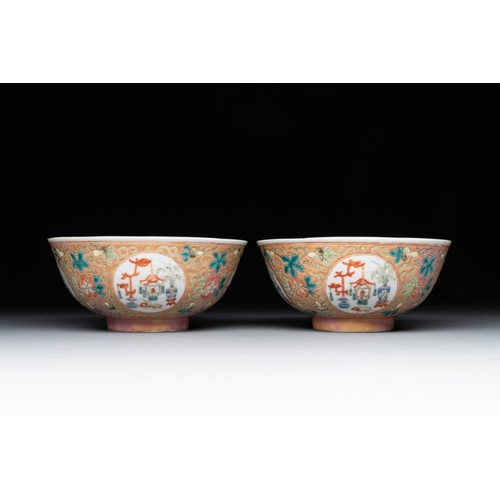 332 - A pair of Chinese famille rose pink-ground 'antiquities' bowls, Zhengde mark, 19th C.Dia.: 13,7 cm -... 