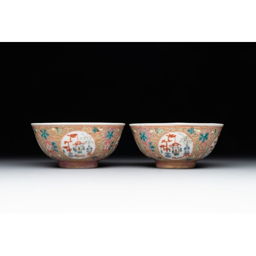 332 - A pair of Chinese famille rose pink-ground 'antiquities' bowls, Zhengde mark, 19th C.Dia.: 13,7 cm -... 