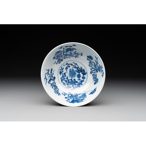 334 - A Chinese blue, white and famille rose bowl with floral design, Qianlong mark, 19/20th C.Dia.: 15 cm... 