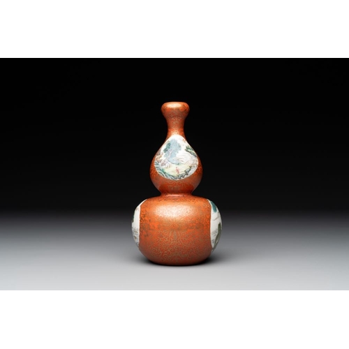 343 - A Chinese famille rose coral-red-ground 'landscape' gourd vase, Qianlong mark, RepublicH.: 16,5 cm... 