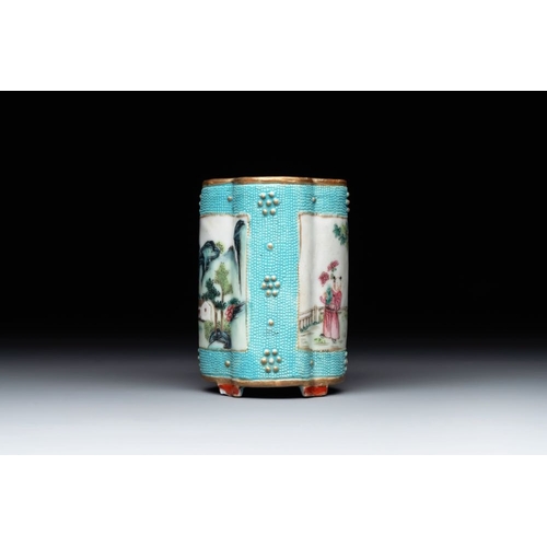 347 - A small Chinese famille rose turquoise-ground brush pot, Qianlong mark, 19th C.H.: 7,8 cm
... 