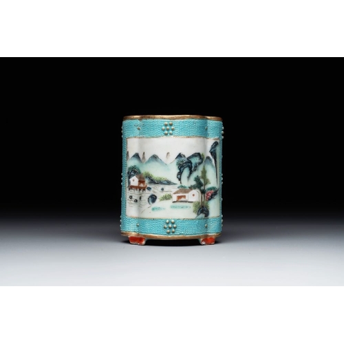 347 - A small Chinese famille rose turquoise-ground brush pot, Qianlong mark, 19th C.H.: 7,8 cm
... 