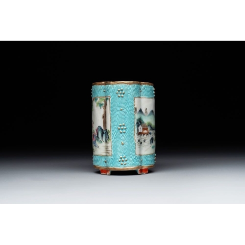 347 - A small Chinese famille rose turquoise-ground brush pot, Qianlong mark, 19th C.H.: 7,8 cm
... 