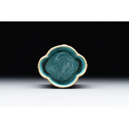 347 - A small Chinese famille rose turquoise-ground brush pot, Qianlong mark, 19th C.H.: 7,8 cm
... 