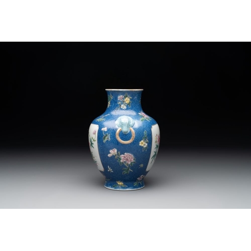 348 - A Chinese famille rose blue-sgraffito-ground 'hu' vase, Qianlong mark, RepublicH.: 19,5 cm
... 