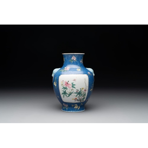 348 - A Chinese famille rose blue-sgraffito-ground 'hu' vase, Qianlong mark, RepublicH.: 19,5 cm
... 