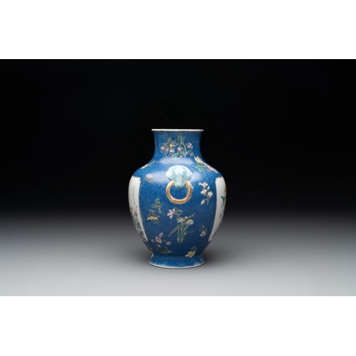 348 - A Chinese famille rose blue-sgraffito-ground 'hu' vase, Qianlong mark, RepublicH.: 19,5 cm
... 