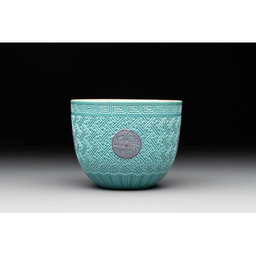 350 - A Chinese famille rose turquoise-glazed and 'faux-bois' cup, 20th C.Dia.: 7,5 cm - H.: 6 cm... 