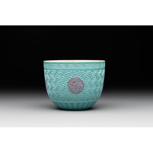 350 - A Chinese famille rose turquoise-glazed and 'faux-bois' cup, 20th C.Dia.: 7,5 cm - H.: 6 cm... 