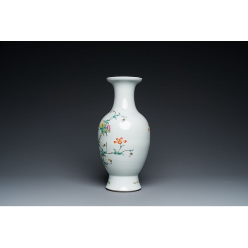 352 - A Chinese famille rose vase with floral design, Qianlong mark, 19/20th C.H.: 40 cm... 