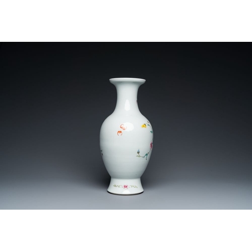 352 - A Chinese famille rose vase with floral design, Qianlong mark, 19/20th C.H.: 40 cm... 