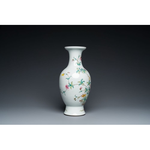 352 - A Chinese famille rose vase with floral design, Qianlong mark, 19/20th C.H.: 40 cm... 