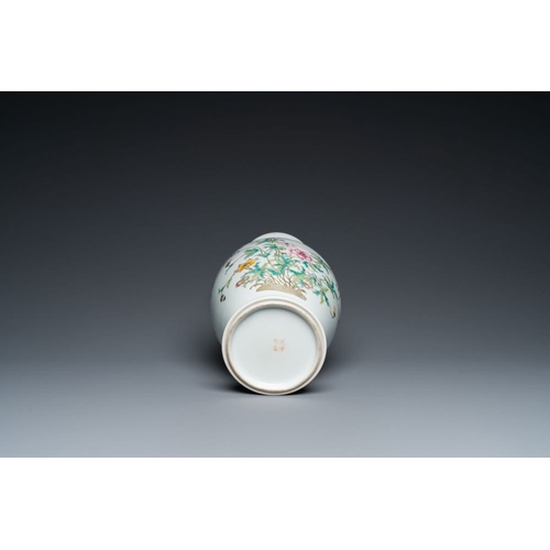 352 - A Chinese famille rose vase with floral design, Qianlong mark, 19/20th C.H.: 40 cm... 