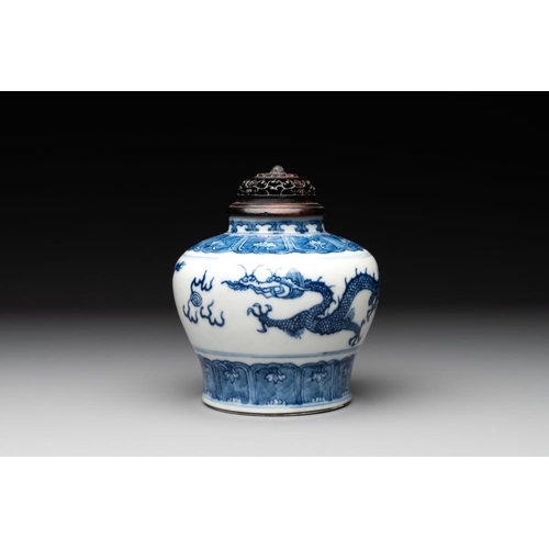 357 - A Chinese blue and white 'dragon' vase with wooden cover and stand, Wanli mark, RepublicH.: 15,5 cm ... 