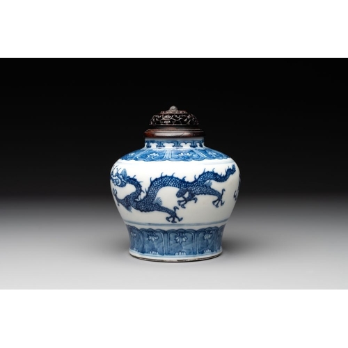 357 - A Chinese blue and white 'dragon' vase with wooden cover and stand, Wanli mark, RepublicH.: 15,5 cm ... 