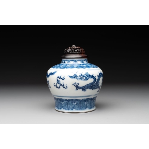 357 - A Chinese blue and white 'dragon' vase with wooden cover and stand, Wanli mark, RepublicH.: 15,5 cm ... 