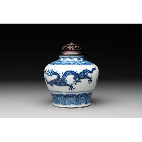 357 - A Chinese blue and white 'dragon' vase with wooden cover and stand, Wanli mark, RepublicH.: 15,5 cm ... 