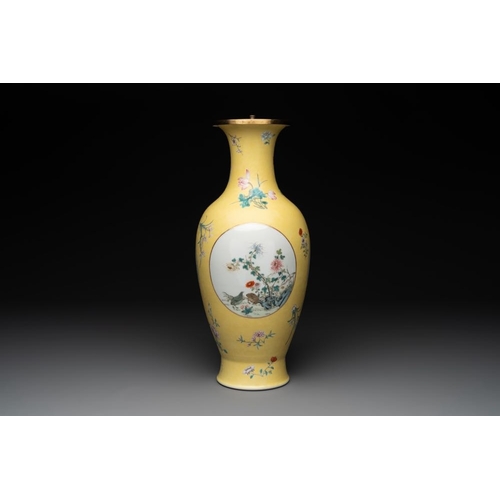 358 - A Chinese famille rose yellow-ground baluster vase, Ju Ren Tang  mark, RepublicH.: 40,5 cm... 