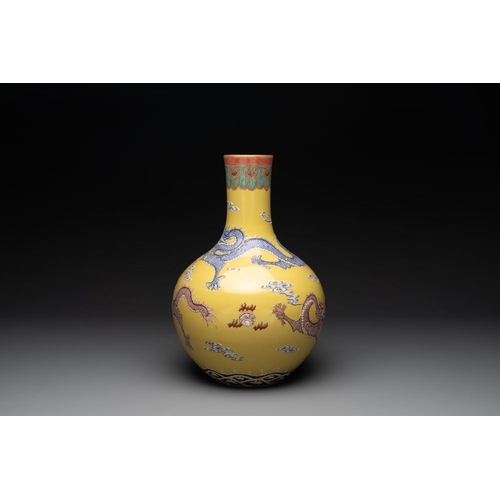 360 - A Chinese famille rose yellow-ground 'dragon' 'tianqiu ping' vase, 20th C.H.: 39 cm
... 