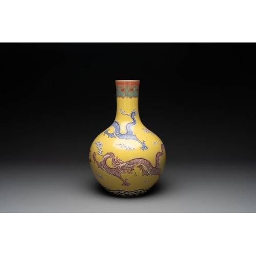 360 - A Chinese famille rose yellow-ground 'dragon' 'tianqiu ping' vase, 20th C.H.: 39 cm
... 