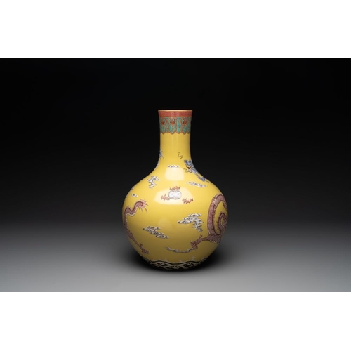 360 - A Chinese famille rose yellow-ground 'dragon' 'tianqiu ping' vase, 20th C.H.: 39 cm
... 