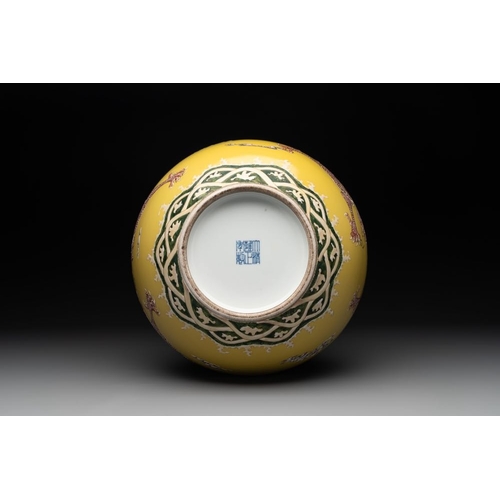 360 - A Chinese famille rose yellow-ground 'dragon' 'tianqiu ping' vase, 20th C.H.: 39 cm
... 