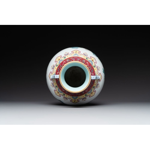 362 - A Chinese famille rose 'moutainous landscape' vase, Qianlong mark, 19/20th C.H.: 28,7 cm... 