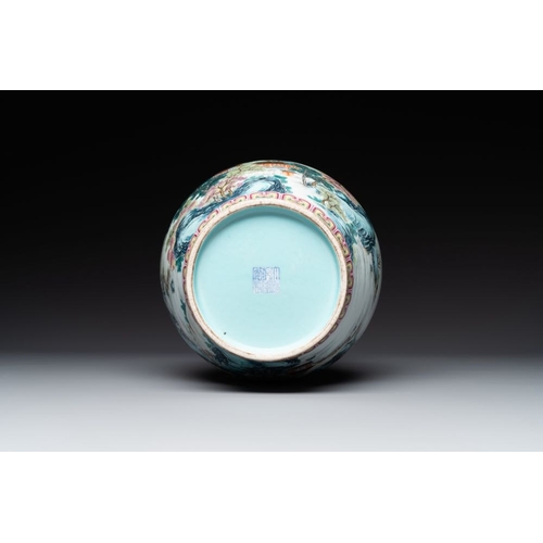 362 - A Chinese famille rose 'moutainous landscape' vase, Qianlong mark, 19/20th C.H.: 28,7 cm... 