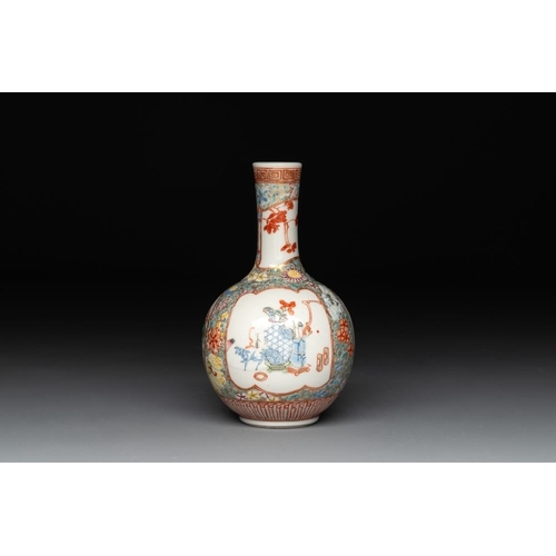 363 - A Chinese famille rose bottle vase, Ju Ren Tang  mark, RepublicH.: 12,6 cm
... 