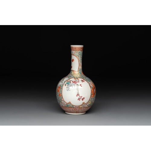 363 - A Chinese famille rose bottle vase, Ju Ren Tang  mark, RepublicH.: 12,6 cm
... 