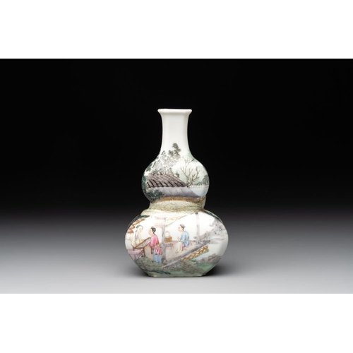 365 - A compressed Chinese famille rose 'silk production' double-gourd vase, RepublicH.: 17,3 cm (incl. st... 