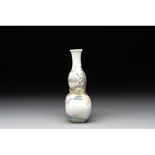 365 - A compressed Chinese famille rose 'silk production' double-gourd vase, RepublicH.: 17,3 cm (incl. st... 