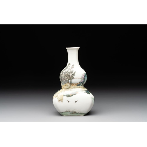 365 - A compressed Chinese famille rose 'silk production' double-gourd vase, RepublicH.: 17,3 cm (incl. st... 