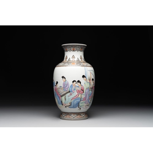 367 - A Chinese famille rose vase with ladies on wooden stand, Qianlong mark, RepublicH.: 42 cm (incl. sta... 