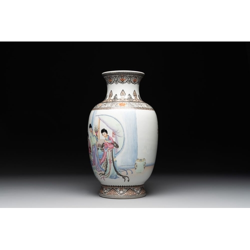 367 - A Chinese famille rose vase with ladies on wooden stand, Qianlong mark, RepublicH.: 42 cm (incl. sta... 