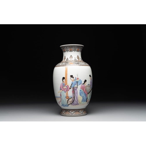 367 - A Chinese famille rose vase with ladies on wooden stand, Qianlong mark, RepublicH.: 42 cm (incl. sta... 