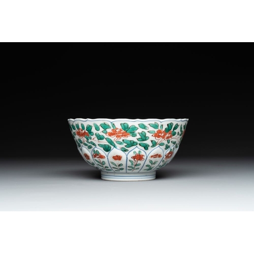 37 - A Chinese famille verte bowl with floral design, Chenghua mark, KangxiDia.: 15,3 cm - H.: 7,5 cm... 