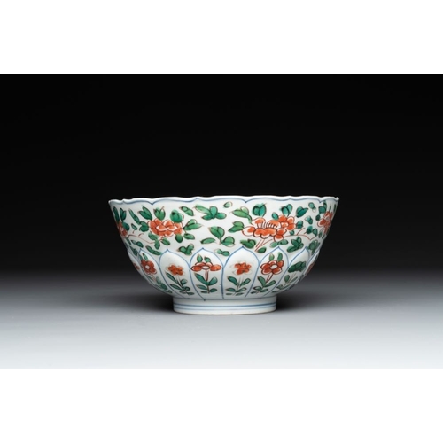 37 - A Chinese famille verte bowl with floral design, Chenghua mark, KangxiDia.: 15,3 cm - H.: 7,5 cm... 