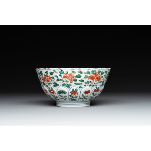 37 - A Chinese famille verte bowl with floral design, Chenghua mark, KangxiDia.: 15,3 cm - H.: 7,5 cm... 