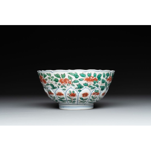 37 - A Chinese famille verte bowl with floral design, Chenghua mark, KangxiDia.: 15,3 cm - H.: 7,5 cm... 