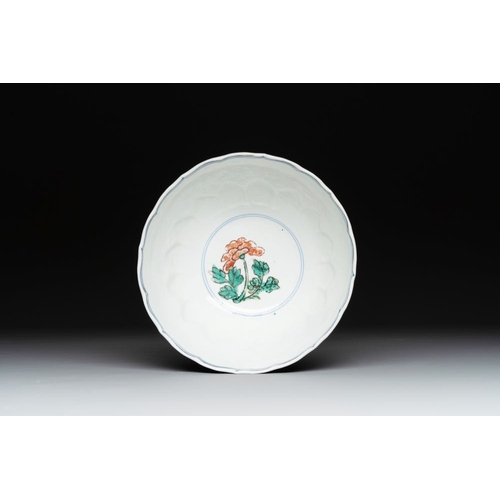 37 - A Chinese famille verte bowl with floral design, Chenghua mark, KangxiDia.: 15,3 cm - H.: 7,5 cm... 