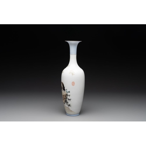 371 - A Chinese polychrome-decorated eggshell 'cat' vase, Zhong Guo Jingdezhen Zhi  mark, 20th C.H.: 35 cm... 