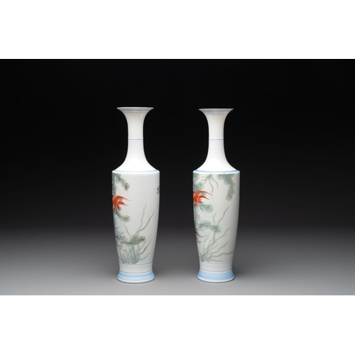 373 - A pair of Chinese famille rose eggshell 'goldfish' vases, 20th C.H.: 34,9 cm
... 