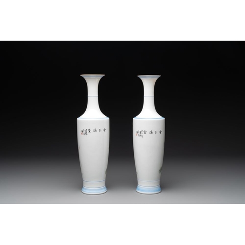 373 - A pair of Chinese famille rose eggshell 'goldfish' vases, 20th C.H.: 34,9 cm
... 