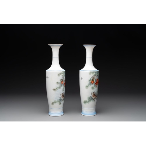 373 - A pair of Chinese famille rose eggshell 'goldfish' vases, 20th C.H.: 34,9 cm
... 