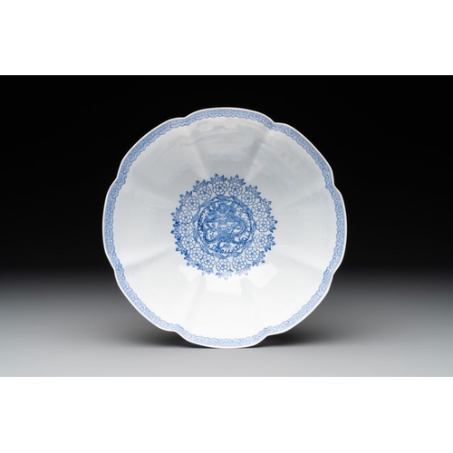 374 - A varied collection of eight Chinese famille rose eggshell bowls, Jingdezhen mark, 20th C.Dia.: 24,2... 